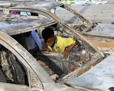 Car bomb kills five, injures 20 outside restaurant in Somalia's capital