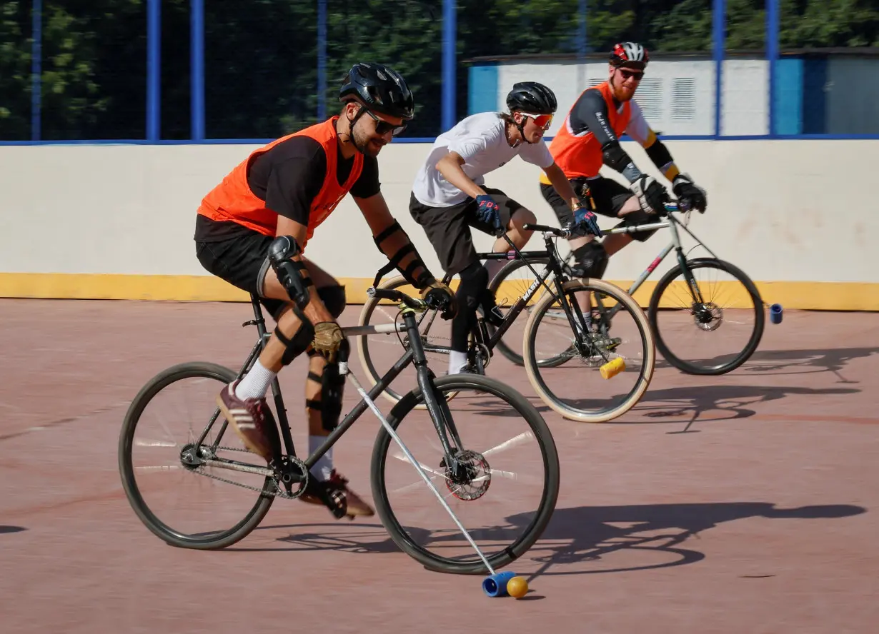 In Moscow, enthusiasts work to bring bike polo to Russia