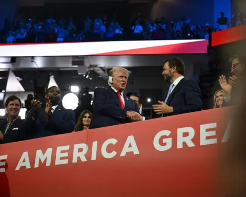 CNN reporter describes moment in VIP box during Teamsters president speech