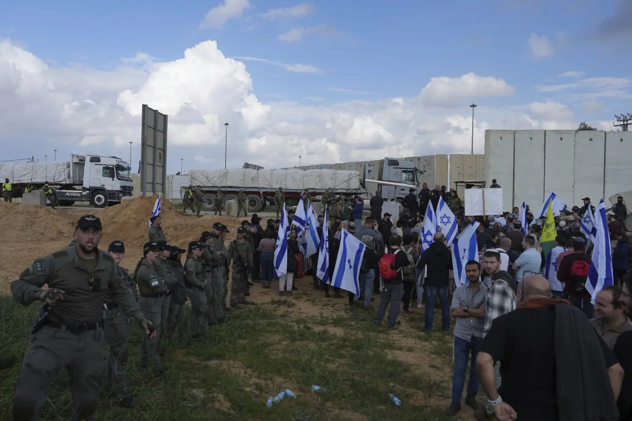 Israel Palestinians Blocking Aid