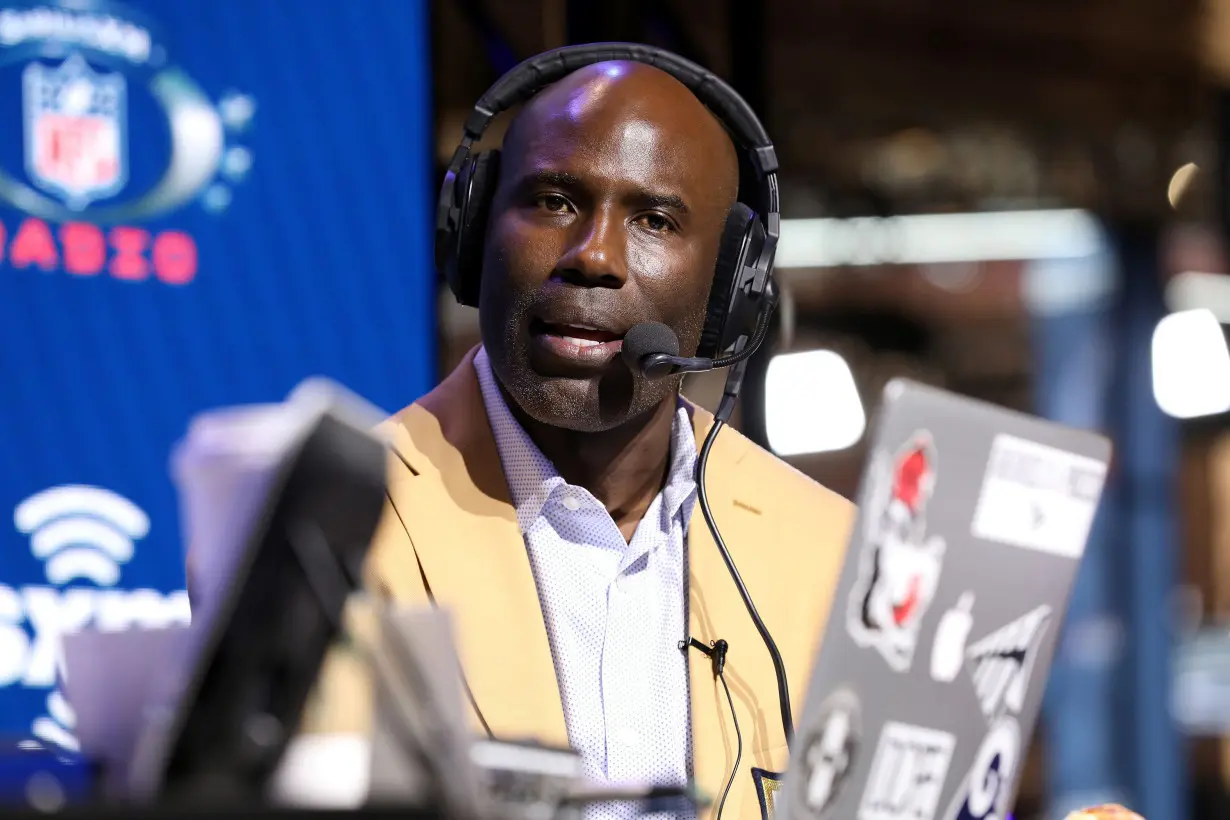 Terrell Davis, football Hall of Famer, says he was removed from plane after tapping a flight attendant