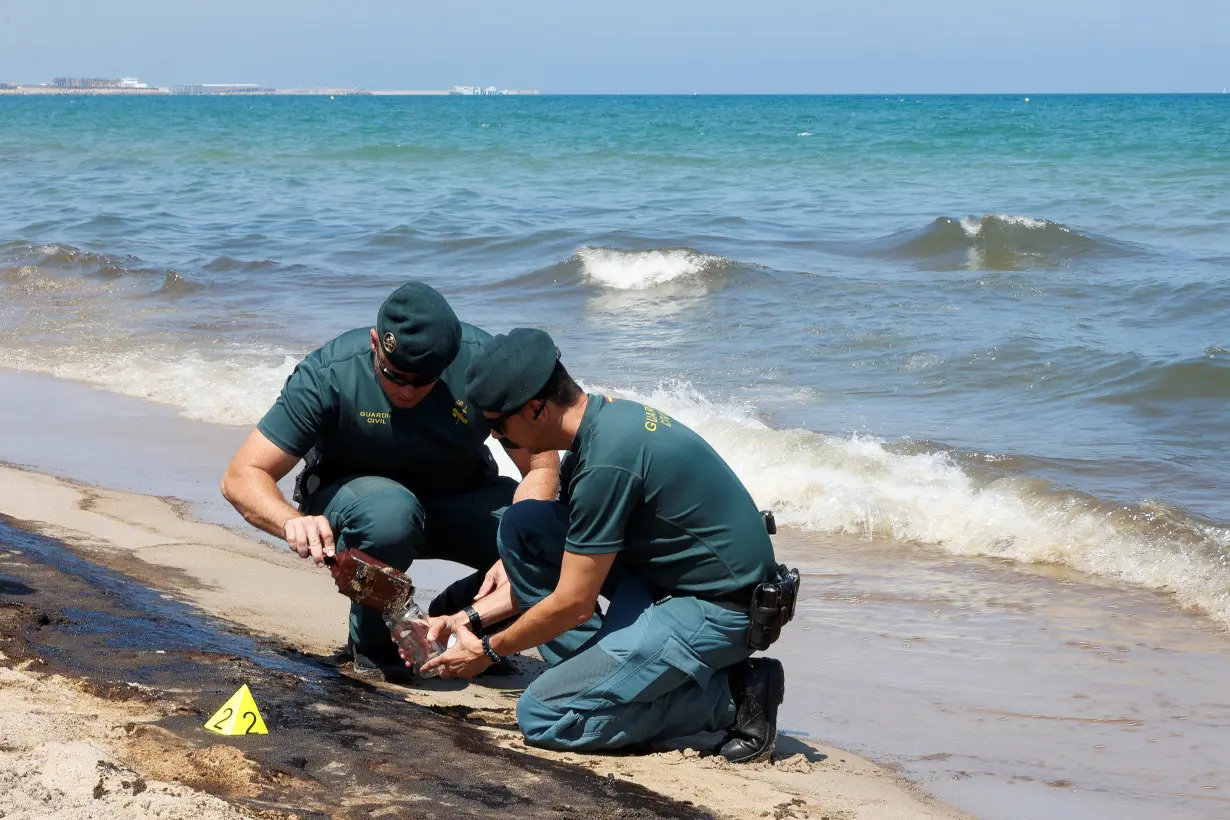 Valencia closes three beaches hit by a suspected fuel spill