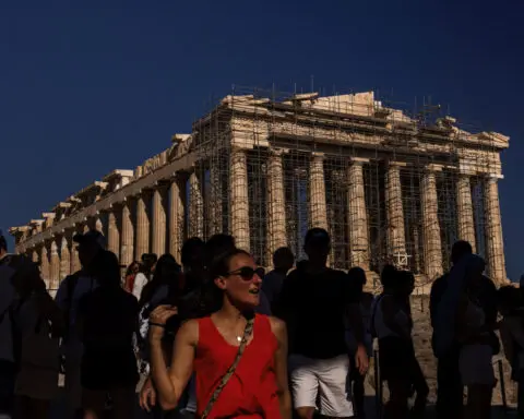 Greece restricts outdoor work as temperatures soar again