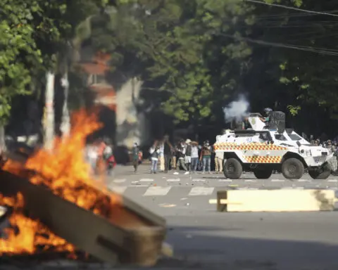 Violent clashes erupt between police and protesters in Dhaka even after 6 die during campus protests
