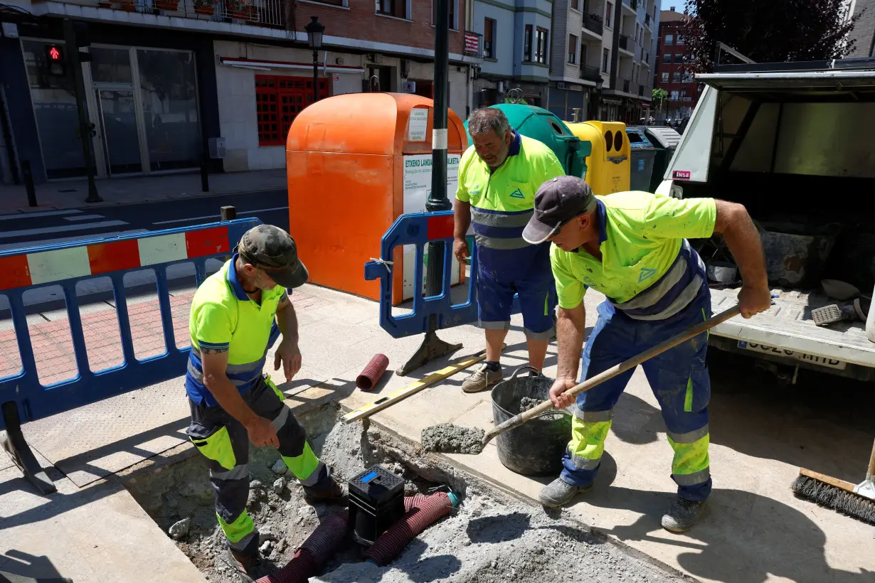 Spain experiences first official heatwave of the summer