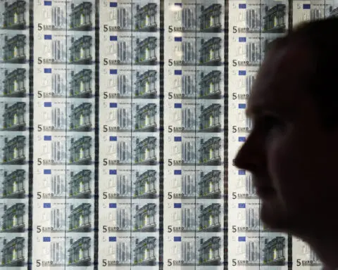 Euro falls after ECB holds rates, dollar climbs after data