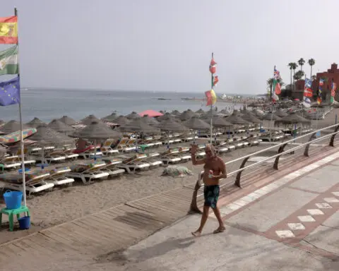 Spain swelters as heatwave mounts, workers seek shade