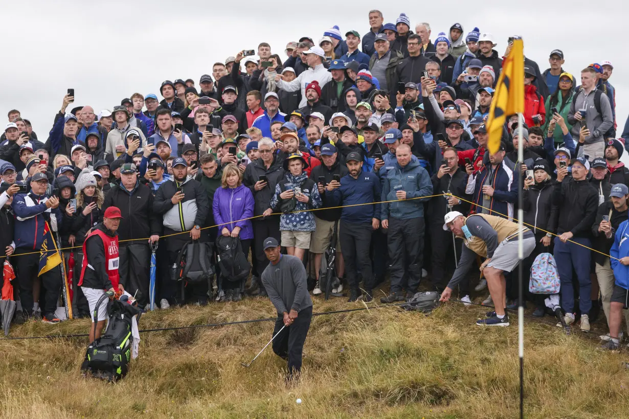 Daniel Brown makes late birdies for a 1-shot lead over Shane Lowry in wind-challenged British Open