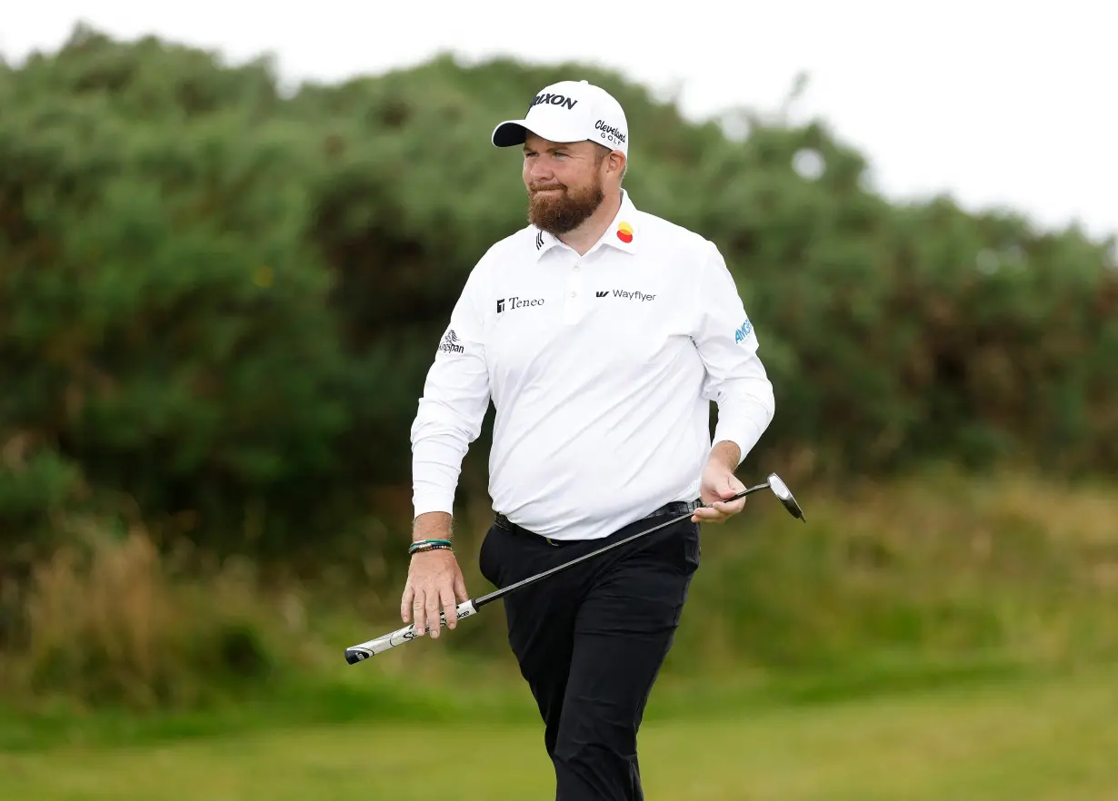 Golf-Lowry keeps his cool to stay ahead in Troon