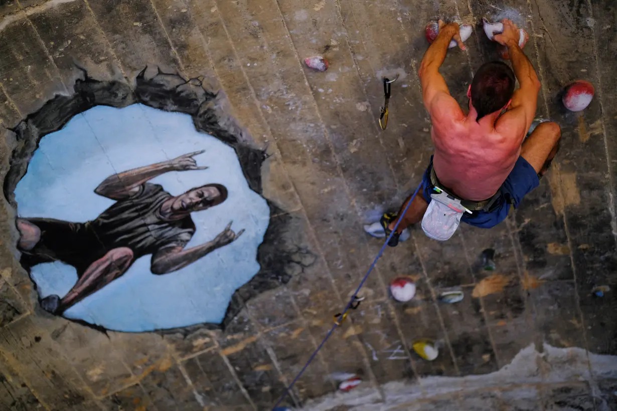 Olympics-Barcelona's free gym in a tunnel helps to popularise climbing