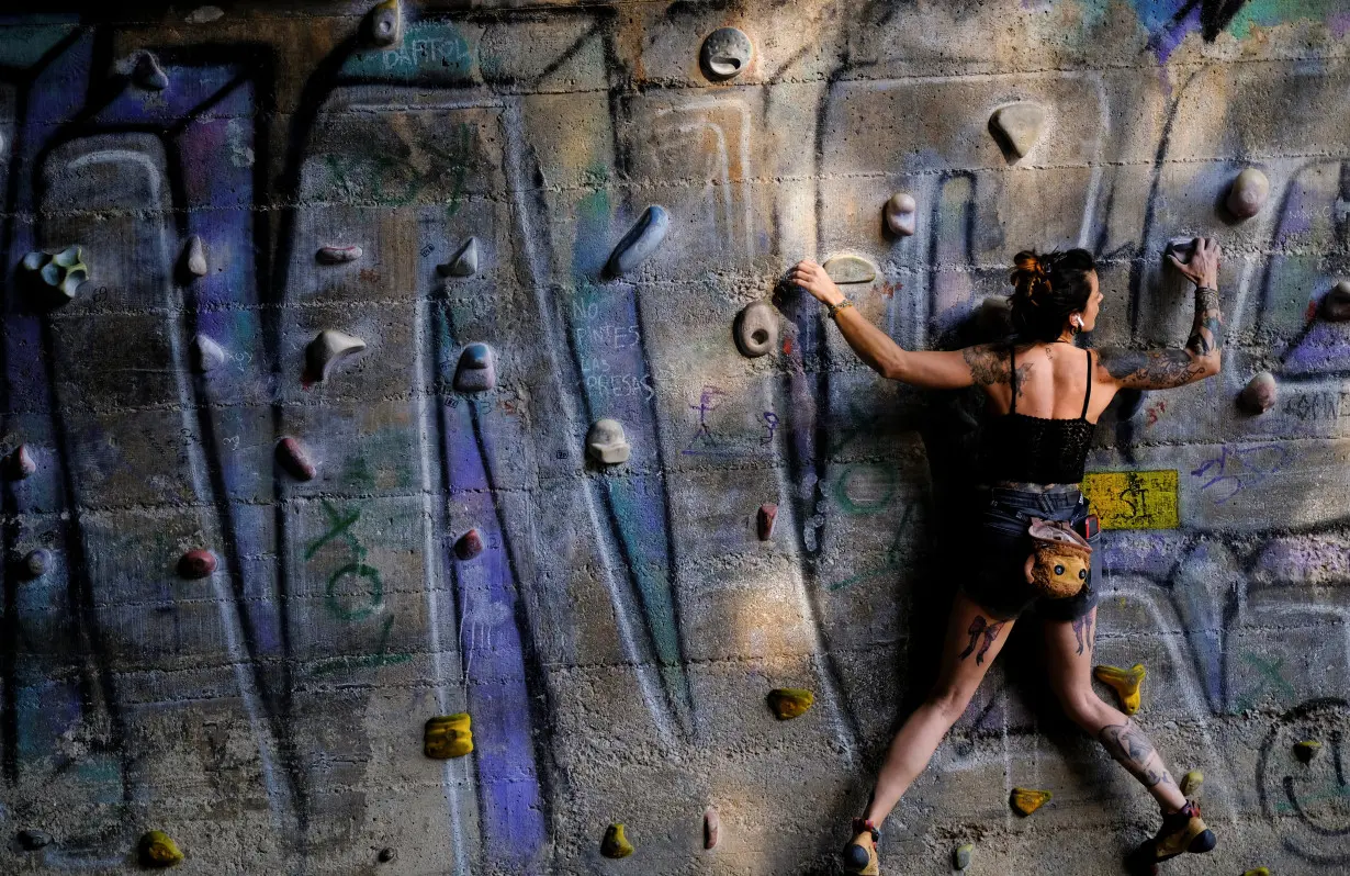 Olympics-Barcelona's free gym in a tunnel helps to popularise climbing