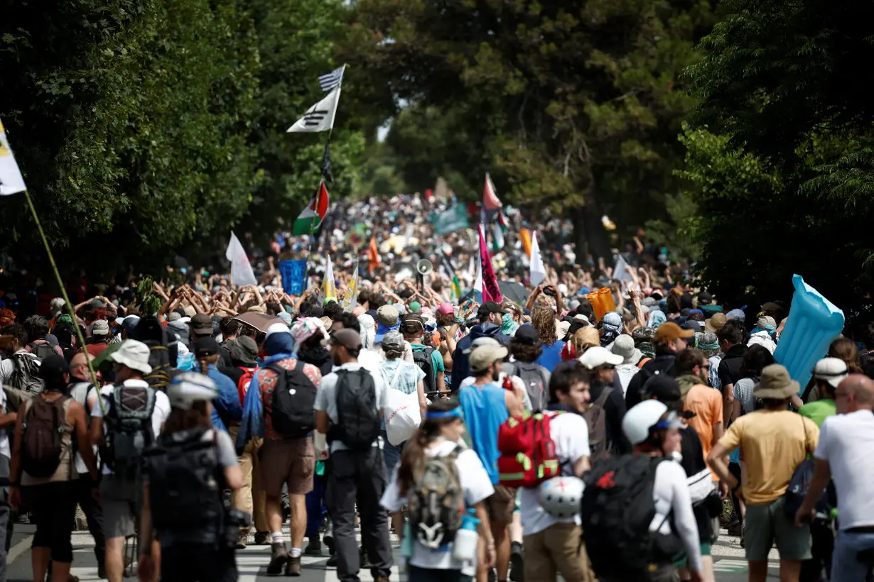 Protest against agricultural reservoirs, in La Rochelle