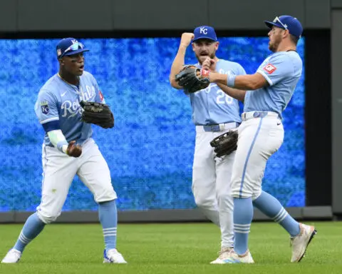 Seth Lugo retires 14 straight in 1st career complete game, Royals beat White Sox 4-1