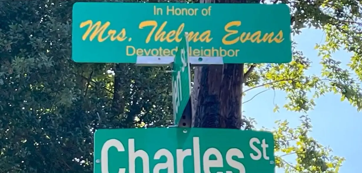 Long-time Texarkana, Ark. woman honored with street topper in neighborhood