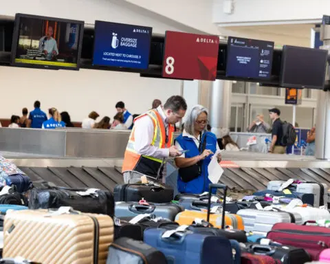 AIR TRAVELERS COULD FACE OUTAGE WOES FOR DAYS LONGER (4aET)