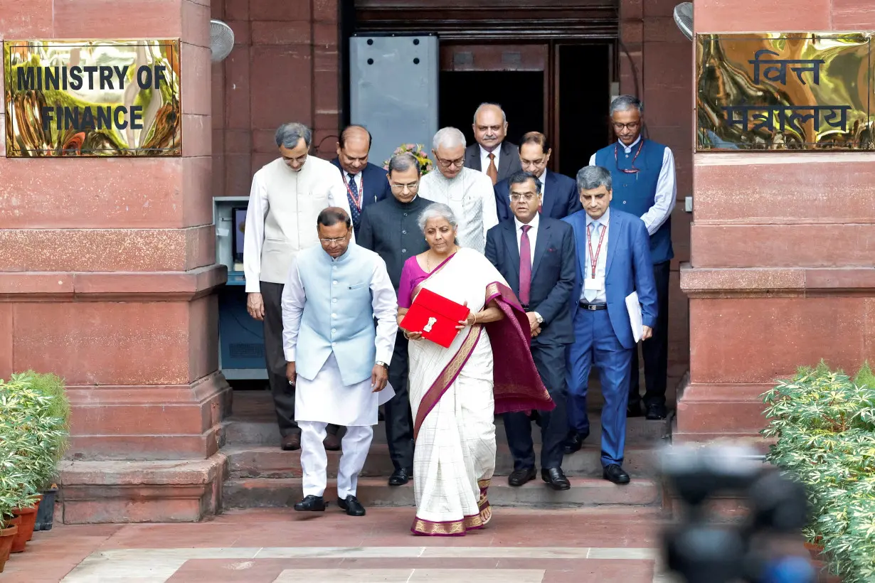 India's Finance Minister backs increasing Chinese direct investment