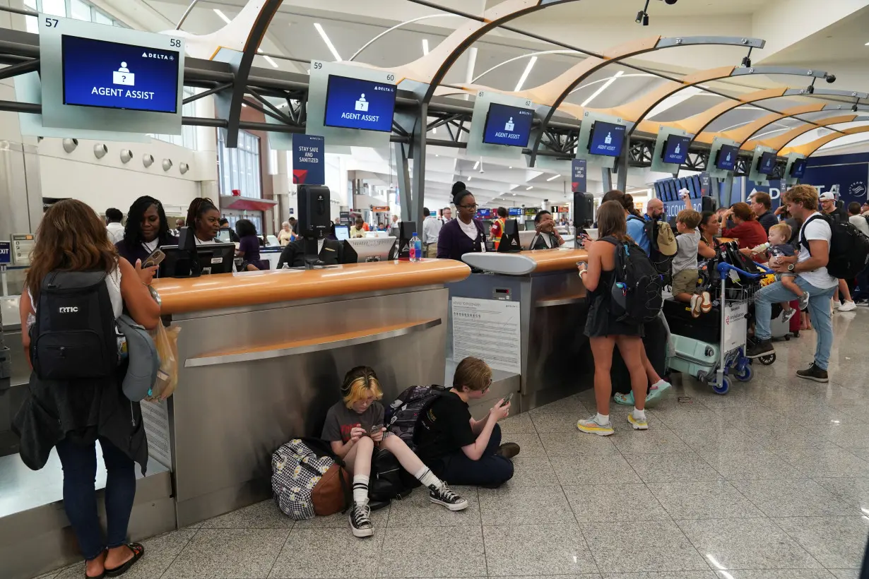 Lines remain at airports after cyber outage, in Atlanta