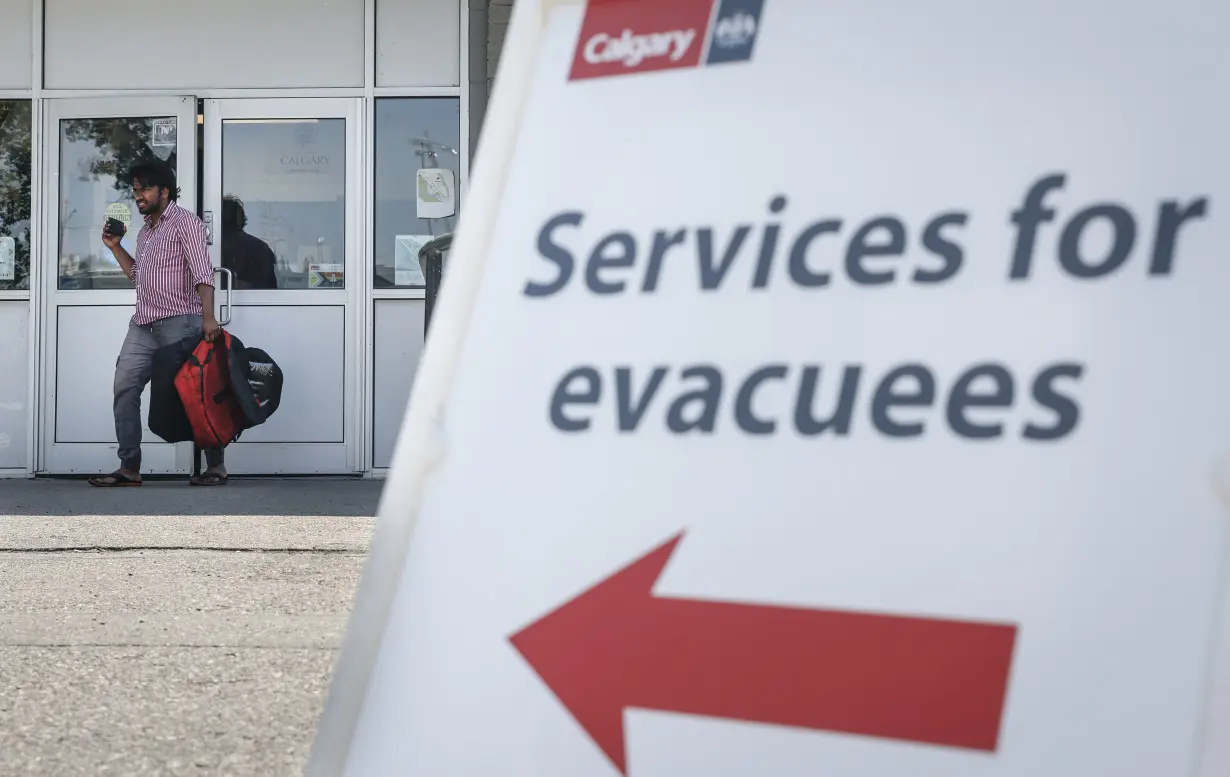 Wildfires send about 25,000 fleeing from Canadian Rockies’ largest national park and nearby town