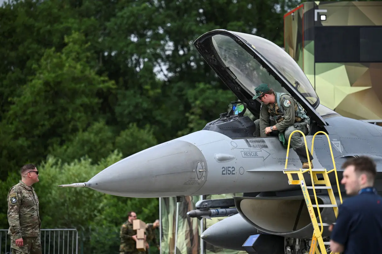 FILE PHOTO: General Dynamics F-16 Fighting Falcon jet