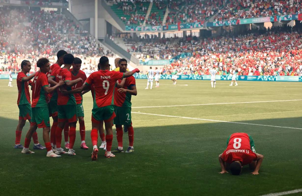 Olympics-Soccer-Argentina beaten 2-1 by Morocco in chaotic opener, France cruise