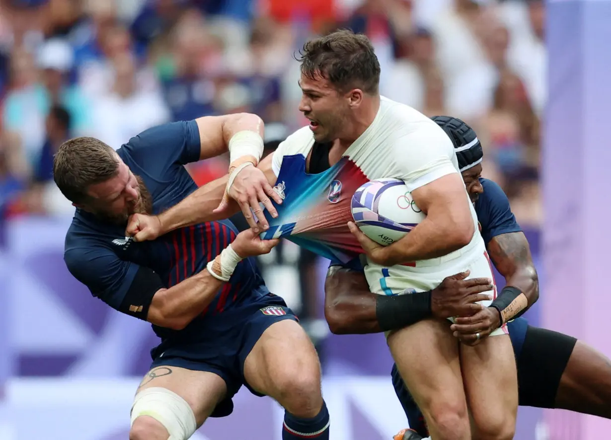 Olympics-Rugby Sevens-Dupont's France stay alive after stuttering start