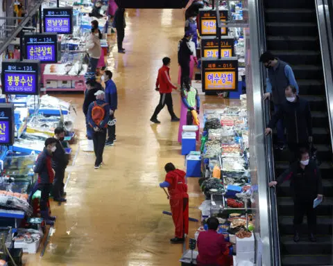 South Korean GDP unexpectedly shrinks, boosting rate cut chances