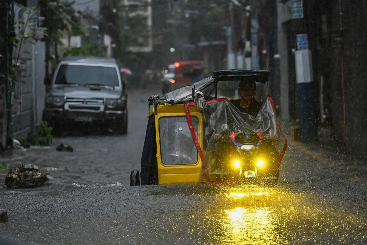 See powerful typhoon 'bounce' off island like pinball