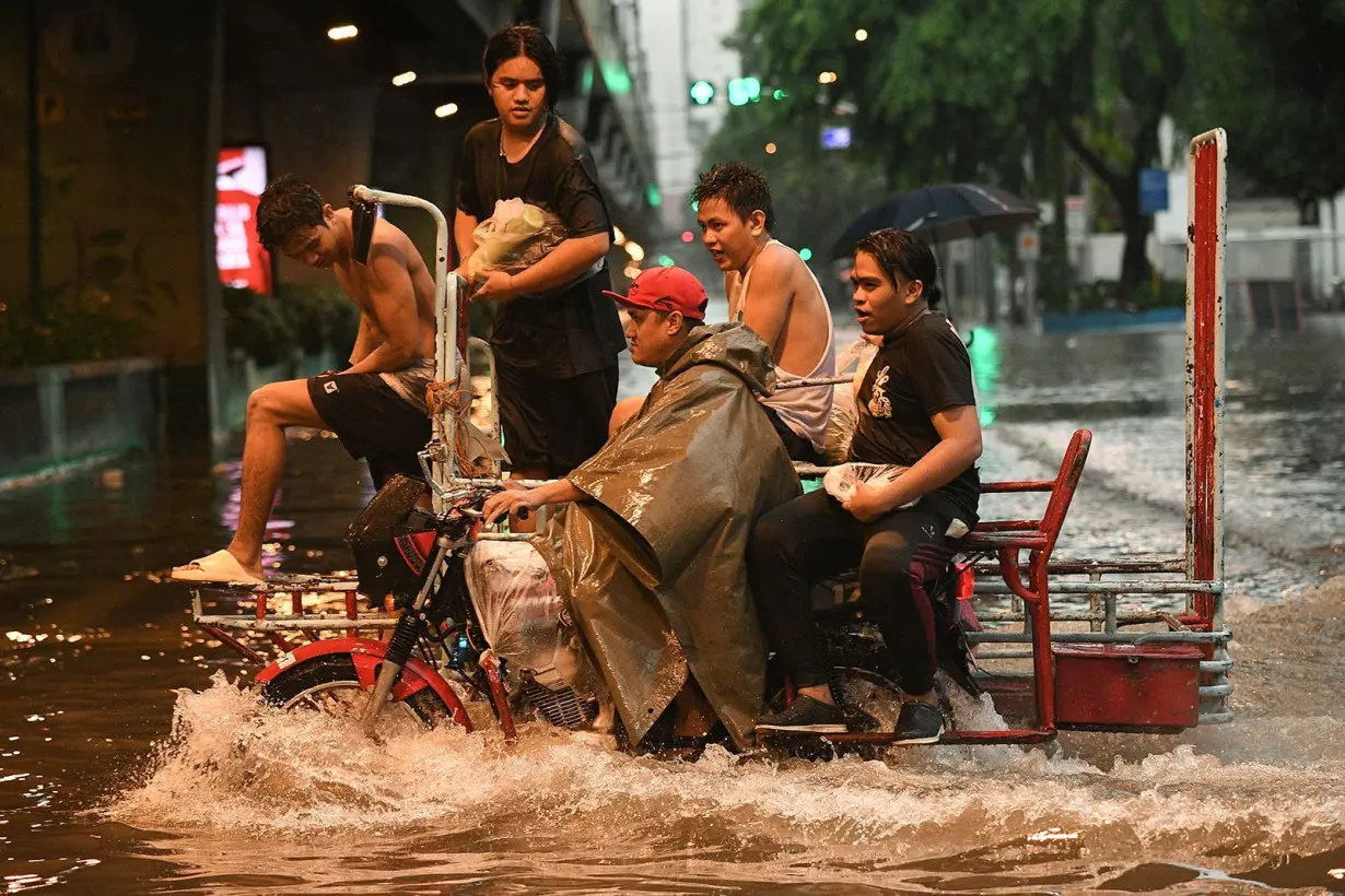 See powerful typhoon 'bounce' off island like pinball