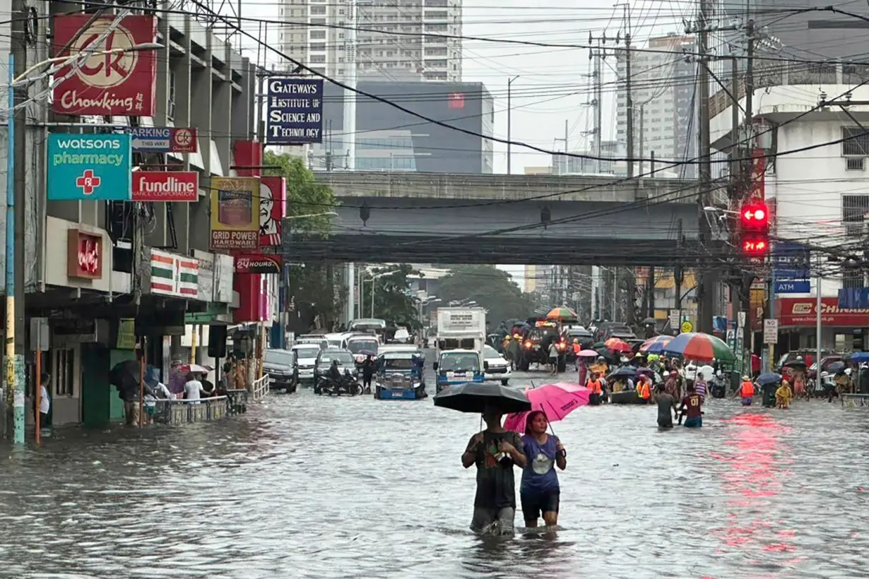 See powerful typhoon 'bounce' off island like pinball