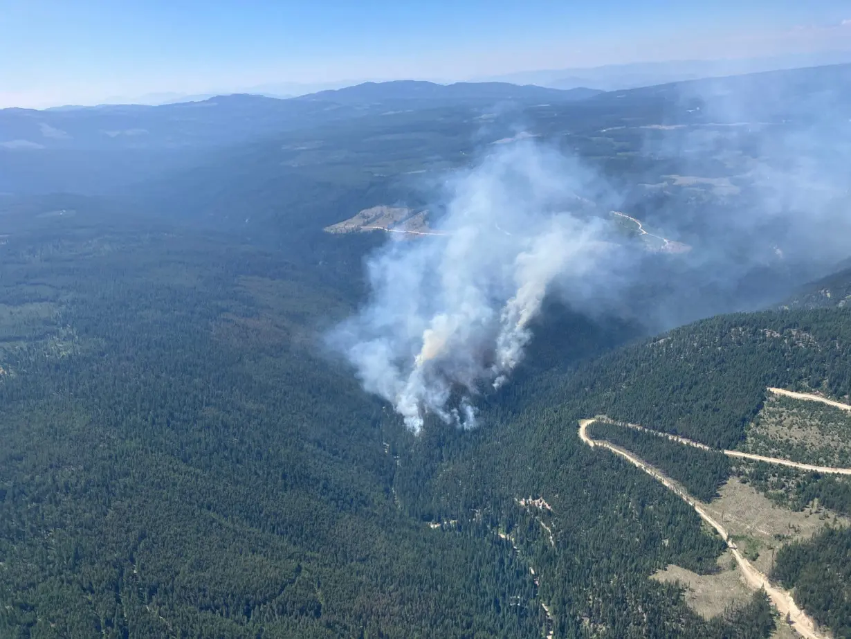 Canadian wildfire reaches Jasper, firefighters battle to protect oil pipeline