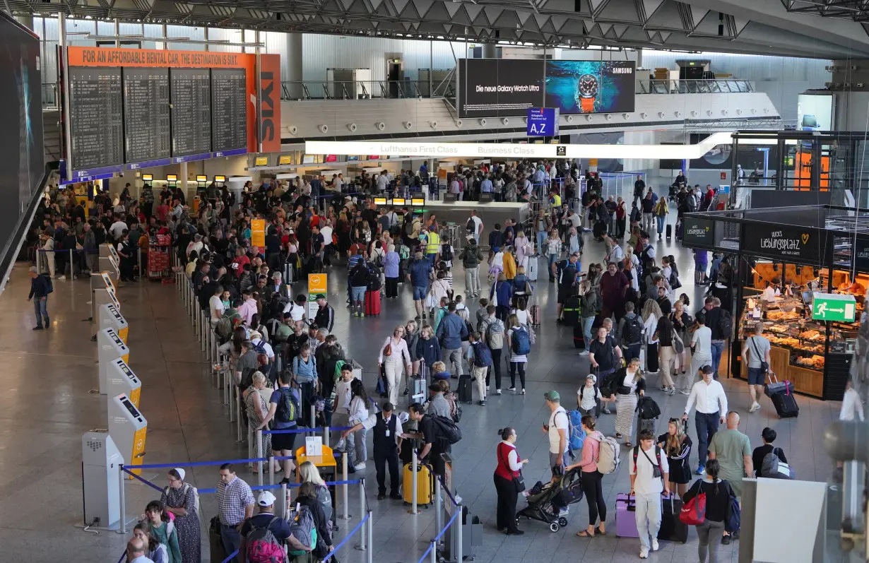 Letzte Generation activists protest at German airport