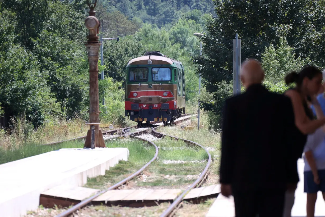 Italy's vintage trains lure tourists off beaten track