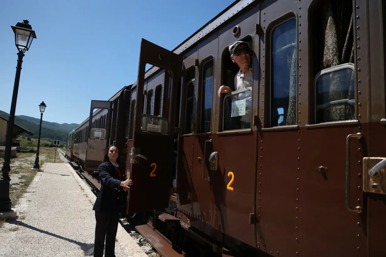 Italy's vintage trains lure tourists off beaten track