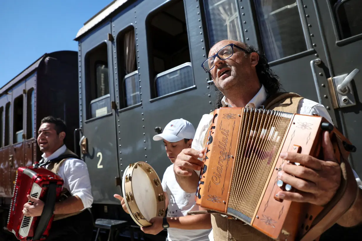 Italy's vintage trains lure tourists off beaten track