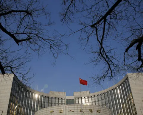 Market analysts react to surprise rate cut in China