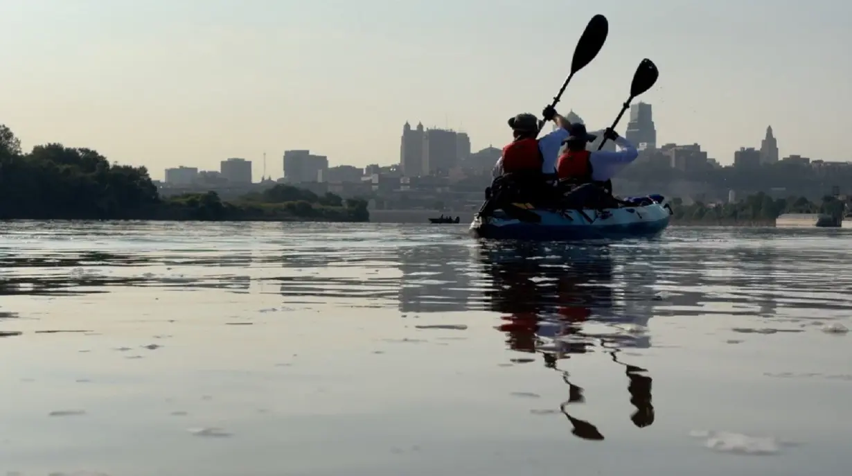 'It doesn't hold him back': Blind/sighted kayak team begins multi-day river race