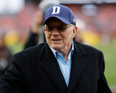 Cowboys' Jerry Jones defends GM record, role as contract drama boils