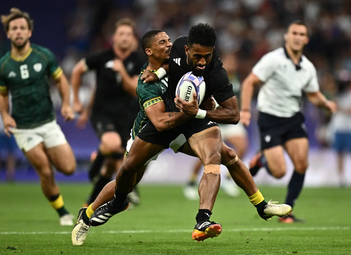 Olympics-Rugby Sevens-South Africa shock NZ; France, Fiji and Australia advance