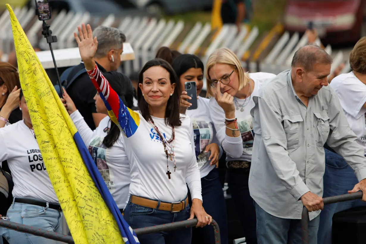 Venezuela candidates close campaigns, opposition trusts military to back result