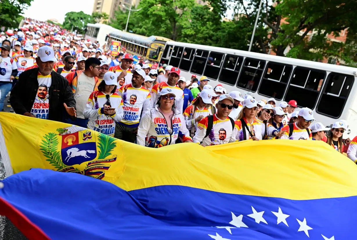 Venezuela candidates close campaigns, opposition trusts military to back result