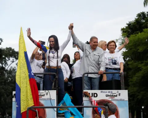 Venezuela candidates close campaigns, opposition trusts military to back result