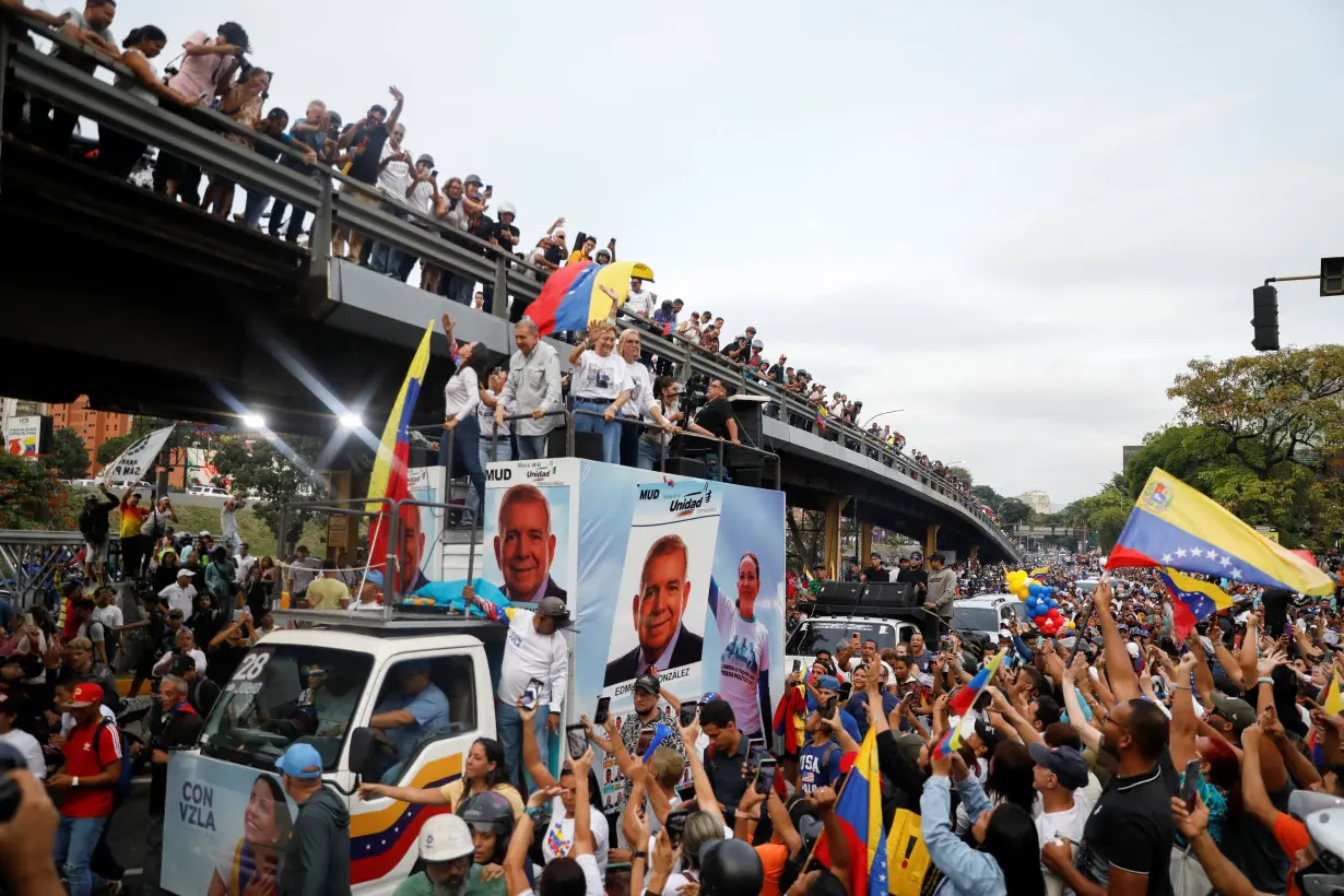 Venezuela candidates close campaigns, opposition trusts military to back result