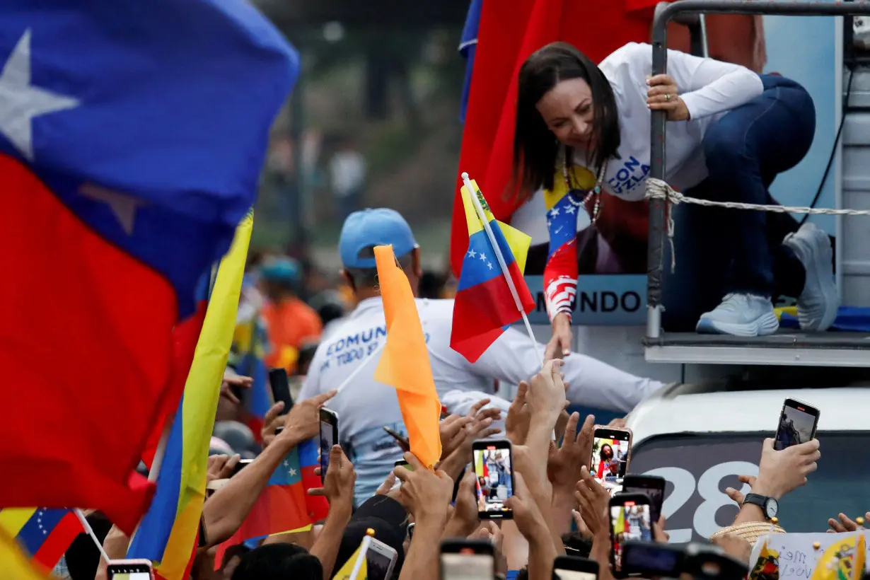 Venezuela candidates close campaigns, opposition trusts military to back result