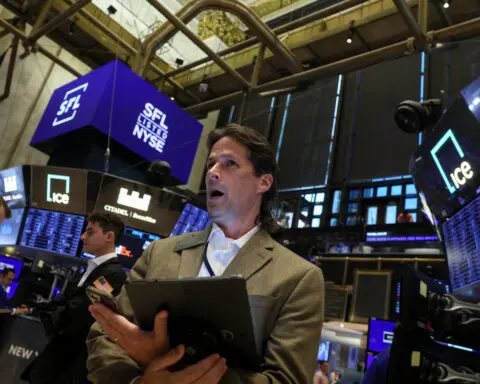 US equity funds attract inflows, defying a tech selloff