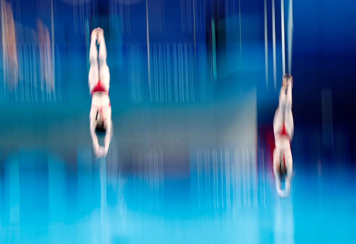 Olympics-Diving-Chinese women win first gold in clean sweep bid