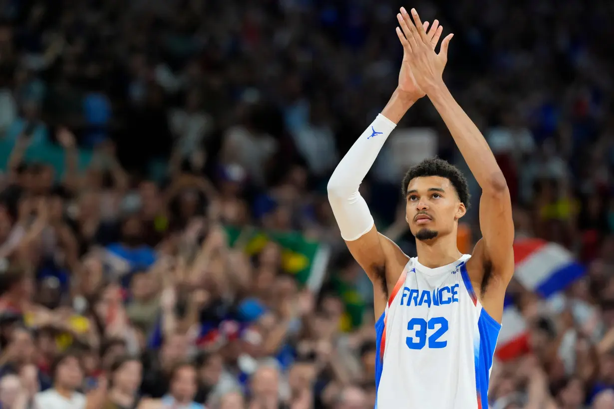 Olympics-Basketball-French fans roar their side to victory over Brazil in Lille