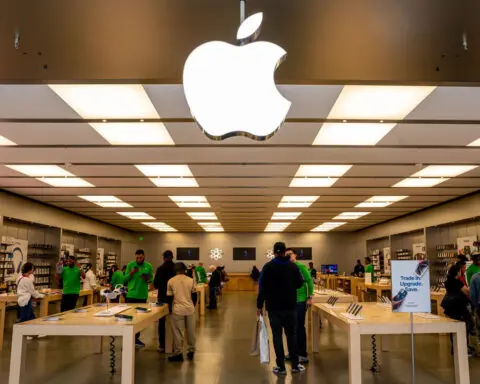 Apple agrees to first US labor deal