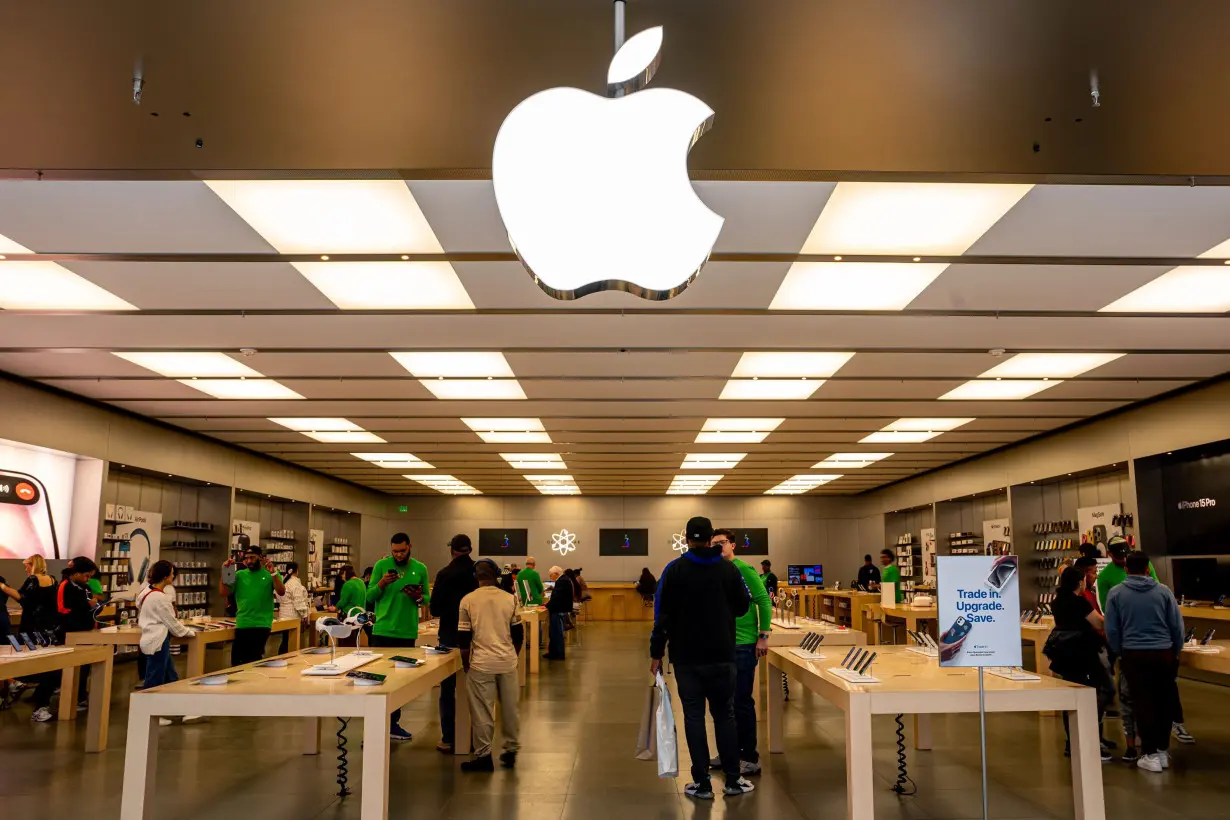 Apple agrees to first US labor deal