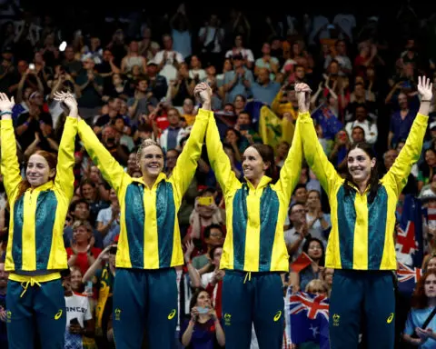 Olympics-Swimming-Australia's women extend 4x100 metres freestyle relay reign