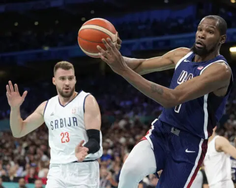 Kevin Durant returns to US lineup, scores 21 points in first half of Olympic opener against Serbia